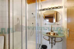 a bathroom with a sink and a shower at Hotel Garni Siedlerstube in Nürtingen
