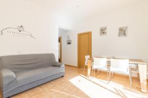 a living room with a bed and a table and chairs at Entreplayas Benidorm in Benidorm