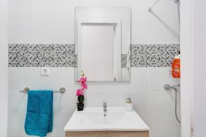 a white bathroom with a sink and a mirror at Un descanso 2 in San Fernando +11 photos