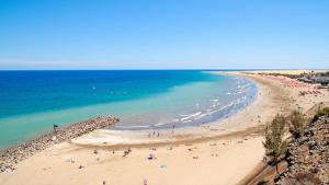 a group of people on a beach with the ocean at Un descanso 2 in San Fernando