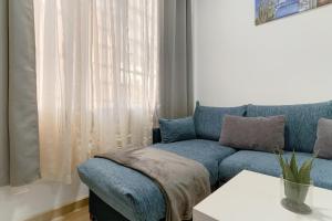 a living room with a blue couch and a table at Un descanso 2 in San Fernando