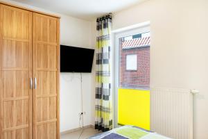a bedroom with a bed and a window at Ferienwohnung Hilbers in Horumersiel