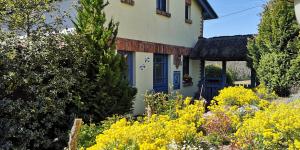 a house with a bunch of flowers in front of it at Märchengarten Fischer un sin Fru in Putbus