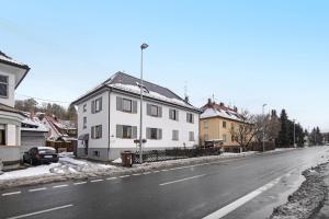 a white house sitting on the side of a street at Hotel Garni Siedlerstube in Nürtingen