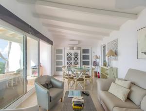a living room with a couch and a table at Villa Rocío in Binibeca