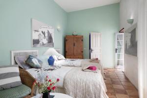 a bedroom with two beds and a chair at El Piccolo in Mácher