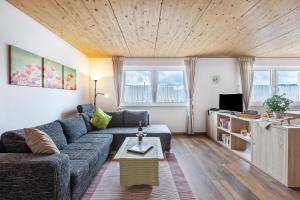 a living room with a couch and a table at Hochtalblick - Fewo Oren in Bernau im Schwarzwald