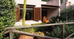 a wooden fence in front of a house at Villetta Vittoria in Macari