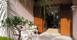 a patio with a table and chairs next to a building at Villetta Vittoria in Macari +7 photos
