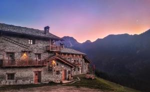 a building on the side of a mountain at Civico 13 in Marmora