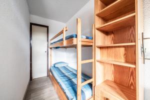 a small room with bunk beds and a hallway at Les Mouflons in Taninges