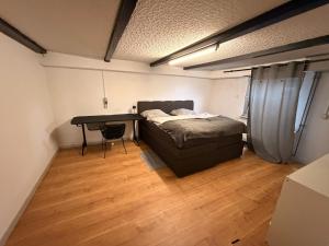 a bedroom with a bed and a table in it at Rosenhaus in Merchweiler