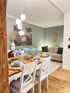 a dining room with a table and white chairs at Fewo Sand 10 - Altstadtsuite in Bamberg