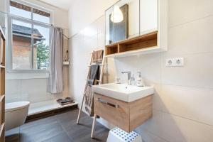 ein Badezimmer mit Waschbecken, Toilette und Fenster in der Unterkunft Quartier in Lauta + 14 Fotos
