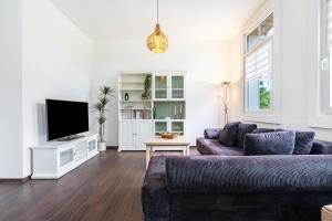 ein Wohnzimmer mit Sofa und Fernseher in der Unterkunft Quartier in Lauta
