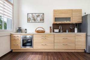 eine Küche mit Holzschränken und einem Kühlschrank in der Unterkunft Quartier in Lauta