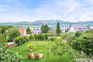 a garden with two chairs in the grass at Ferienwohnung Im Laubgarten in Öhningen