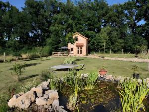 a small house in the middle of a yard at Au chant des oiseaux - rouge gorge in Varen