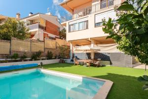 a swimming pool in the backyard of a apartment at Durero in Pineda de Mar