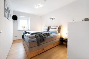 a bedroom with a bed and a window at Fewo Traumschleife Nohen in Nohen