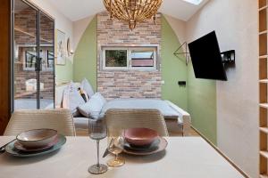 a room with a bed and a table with bowls on it at Tiny House am Kaiserstuhl in Ihringen