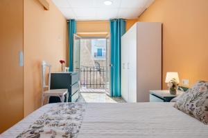 a bedroom with a bed and a balcony at Loft Sant Joan in L'Ametlla de Mar