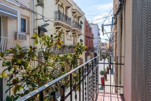 an alley in an old town with a balcony at Loft Sant Joan in L'Ametlla de Mar