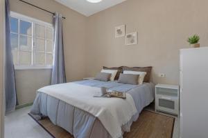 a bedroom with a large bed in a room at La Casa Bianco in El Cotillo