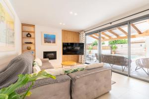 a living room with a couch and a tv at Villa Ana Puerto Pollensa in El Port