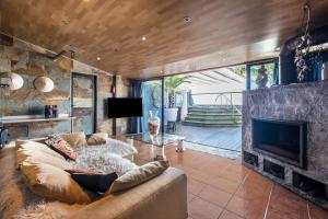 a living room with a couch and a fireplace at Spr Ático in Santa Úrsula