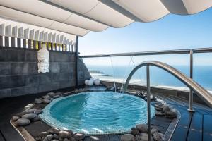 a hot tub on the deck of a cruise ship at Spr Ático in Santa Úrsula
