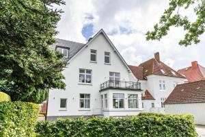 an image of a white house at Villa Elysium in Heide