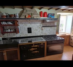 a kitchen with an oven and a stove top at O Lar de Natalio in Rianjo