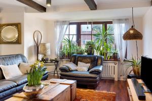 a living room with a couch and a table at Elbparadies in Stade