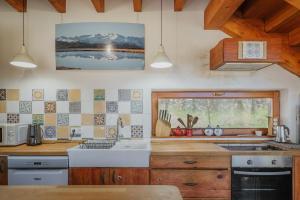 a kitchen with a sink and a window at Ecolgica Casa Del Sol 1 in Navacepeda de Tormes