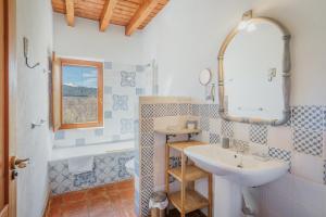 a bathroom with a sink and a mirror at Ecolgica Casa Del Sol 1 in Navacepeda de Tormes +24 photos