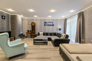 a living room with a couch and a table at Studioapartment am Hafen in Flensburg