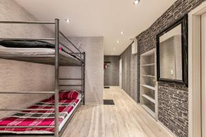 a room with bunk beds and a brick wall at Studioapartment am Hafen in Flensburg