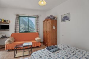 a bedroom with a bed and a chair and a window at Apartamento Nayara B in Valle Gran Rey