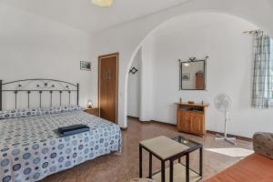 a bedroom with a bed and a table and a mirror at Apartamento Nayara B in Valle Gran Rey