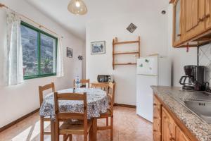 a kitchen with a table and chairs and a refrigerator at Apartamento Nayara B in Valle Gran Rey