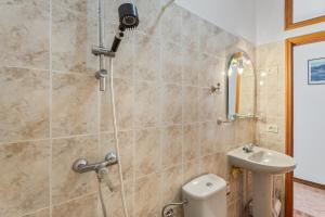 a bathroom with a shower with a toilet and a sink at Apartamento Nayara B in Valle Gran Rey +13 photos