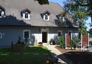 a white house with a pathway in front of it at Stub'n Rettl in Waischenfeld