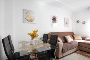 a living room with a table and a couch at Apartamento Faro de Barbate in Barbate
