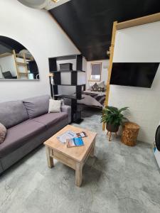 ein Wohnzimmer mit Sofa und Couchtisch in der Unterkunft Backyard Nook in South West Rocks