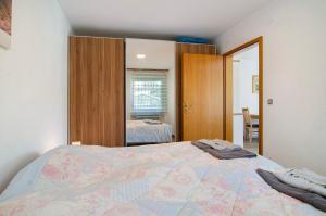 a bedroom with a bed and a mirror at Ferienwohnung Honberg in Tuttlingen