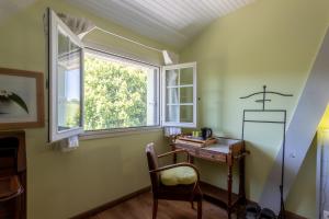 a room with a desk and a window at Maison d'hôtes, Calme et Piscine in Habas