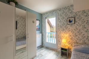 a small bedroom with a bed and a window at Maison mitoyenne proche lac annecy in Annecy-le-Vieux