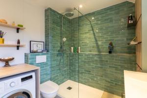 a bathroom with a glass shower with a toilet at Maison mitoyenne proche lac annecy in Annecy-le-Vieux +22 photos