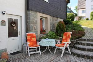 a table and two chairs sitting next to a building at Ferienwohnung Marianne in Olsberg